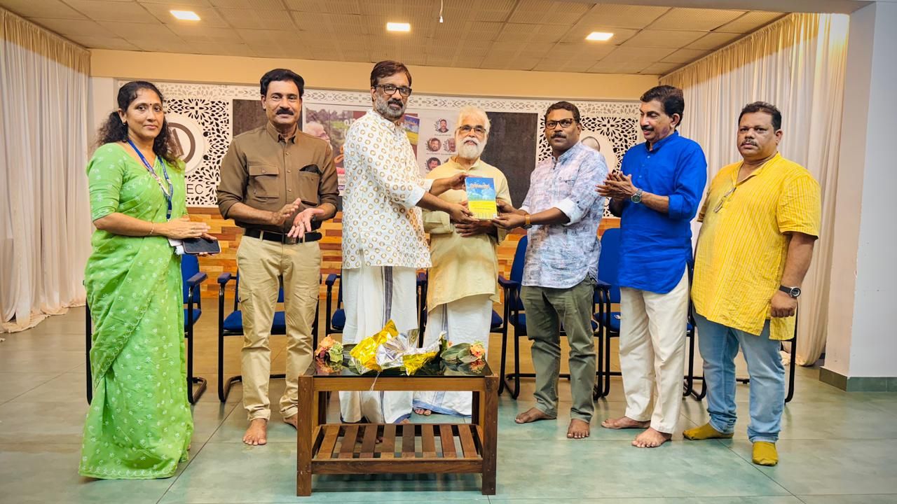 കവി ശിവദാസൻ മുക്കത്തിൻ്റെ 'ഉതിർമണികൾ' പ്രകാശനം ചെയ്തു; മനുഷ്യസ്‌നേഹത്തിൻ്റെ തിളക്കമെന്ന് ഡോ. എം.ബി. മനോജ്