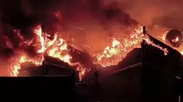 കൊല്ലത്ത് വൻതീപിടിത്തം; കുരീപ്പുഴ കായലില്‍ കെട്ടിയിട്ടിരുന്ന പത്ത് ബോട്ടുകള്‍ കത്തിനശിച്ചു