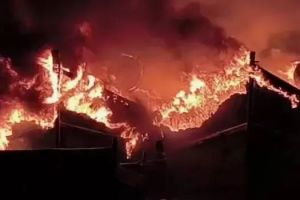 കൊല്ലത്ത് വൻതീപിടിത്തം; കുരീപ്പുഴ കായലില്‍ കെട്ടിയിട്ടിരുന്ന പത്ത് ബോട്ടുകള്‍ കത്തിനശിച്ചു