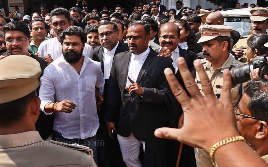 ആ സ്ത്രീ ആര്; അന്വേഷിക്കാതിരുന്നത് എന്തുകൊണ്ടെന്ന് കോടതി