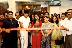 ബോബി ചെമ്മണൂര്‍ ഇന്റര്‍നാഷണല്‍ ജ്വല്ലേഴ്‌സ്  വാശി ഷോറൂം ഉദ്ഘാടനം ചെയ്തു