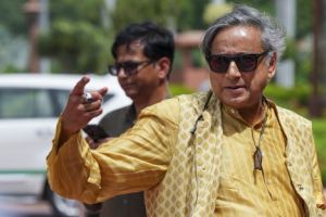 രാഹുൽഗാന്ധിയെ വിമർശിക്കുന്ന കുറിപ്പ് റീട്വീറ്റ് ചെയ്ത‌് തരൂർ