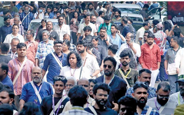 പ്രതിസന്ധി, പ്രതിഷേധം... എന്നിട്ടും പ്രണയം സിനിമയോട്