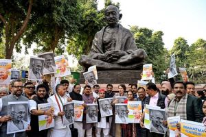 സമരാഗ്നിയായി ഗാന്ധിജി; തൊഴിലുറപ്പ് നിയമഭേദഗതി: പാർലമെന്റിനകത്തും പുറത്തും പ്രതിഷേധം