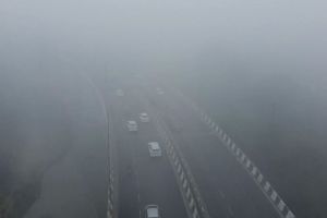 ഡൽഹിയിൽ കനത്ത പുകമഞ്ഞ്; 120-ലേറെ വിമാനങ്ങൾ റദ്ദാക്കി