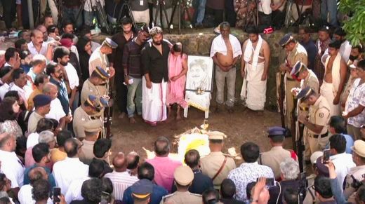 മലയാളത്തിന്റെ ശ്രീനിവാസന് വിട; അന്ത്യാഞ്ജലിയര്‍പ്പിച്ച് നാട്