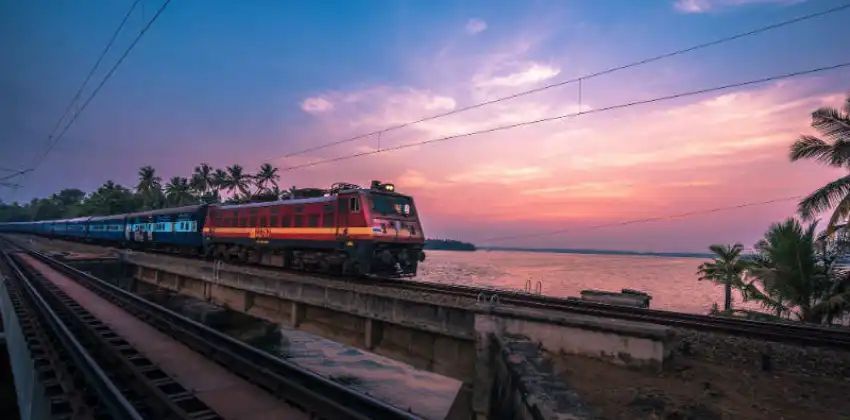 യാത്ര നിരക്ക് വര്‍ധിപ്പിച്ച്‌ റെയില്‍വേ; പുതിയ നിരക്ക് ഇങ്ങനെ