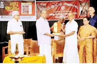 'സംസ്തുതി സമ്മാൻ' പുരസ്‌കാരം കലാമണ്ഡലം ഇ. വാസുദേവൻ നായർക്ക് സമ്മാനിച്ചു