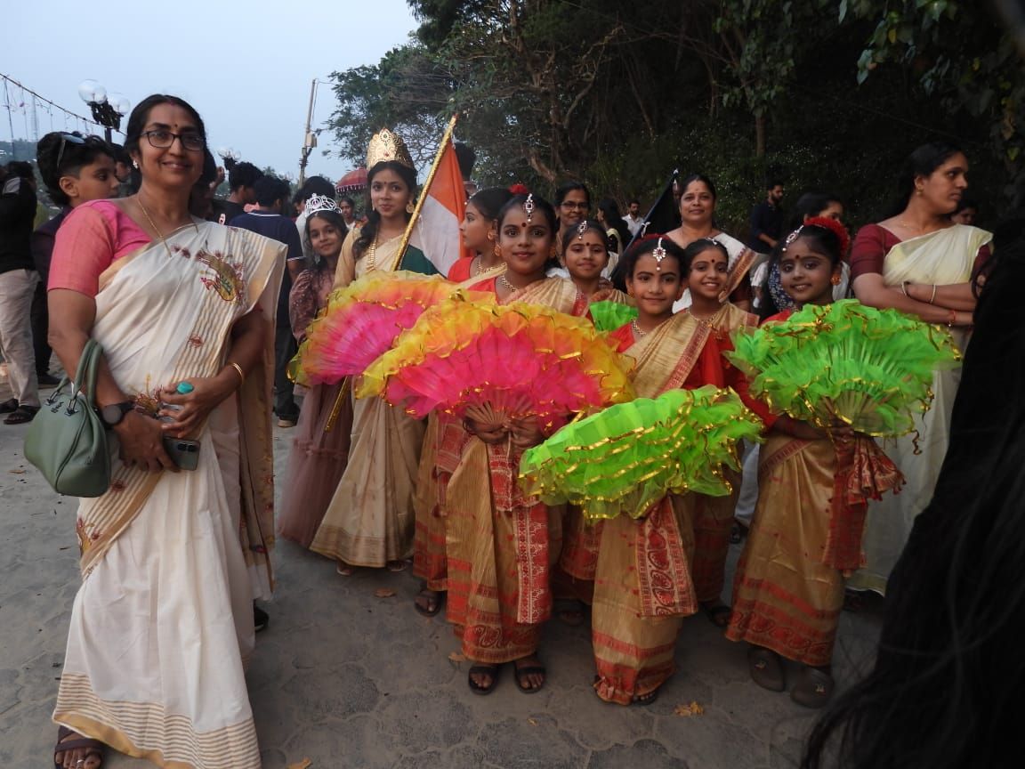 മാഹിറിവേറി: സോണിക് ഫെസ്റ്റ് : തൈക്കുടം ബ്രിഡ്ജ് മ്യൂസിക് ബാൻഡ് തരംഗമായി.