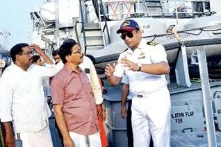 വാട്ടർഫെസ്റ്റ് വേദിയിലെത്തി ഐഎൻഎസ് കൽപ്പേനി സന്ദർശിച്ച് മേയർ