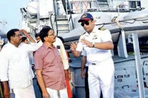 വാട്ടർഫെസ്റ്റ് വേദിയിലെത്തി ഐഎൻഎസ് കൽപ്പേനി സന്ദർശിച്ച് മേയർ