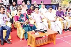 സ്ത്രീക്കൂട്ടായ്മകൾ ഇല്ലാതാകുമ്പോൾ നമ്മുടെ  ഇടവും നഷ്ടമാകും: ശാരദാ മുരളീധരൻ