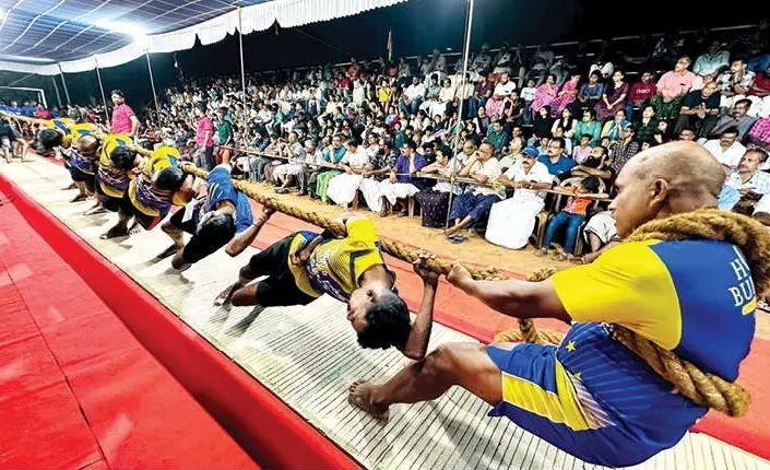 ആവേശം വാനോളമുയർത്തി വടംവലി മത്സരം