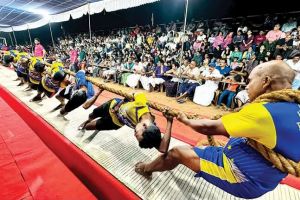 ആവേശം വാനോളമുയർത്തി വടംവലി മത്സരം