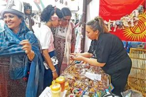 രണ്ടായിരം മീറ്റർ ഉയരത്തിൽനിന്ന് വെളുത്ത തേനുമായി കിർഗിസ്താൻ