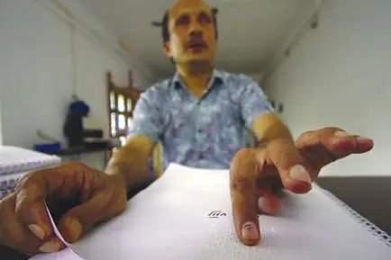 തൊട്ടറിയുന്ന 'അക്ഷരങ്ങൾ' ഇവിടെ പിറവിയെടുക്കുന്നു