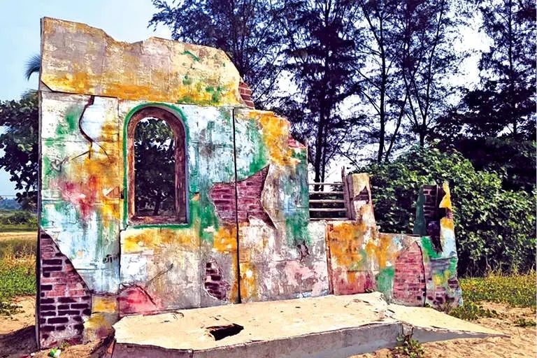 ഷൂട്ടിങ് സെറ്റ് പൊളിച്ചുമാറ്റിയില്ല സന്ദർശകർക്ക് തടസ്സമാകുന്നു