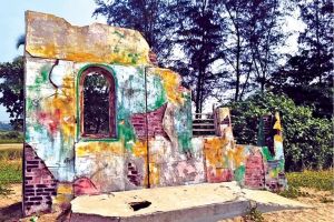 ഷൂട്ടിങ് സെറ്റ് പൊളിച്ചുമാറ്റിയില്ല സന്ദർശകർക്ക് തടസ്സമാകുന്നു