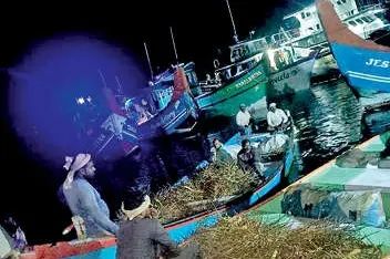 അശാസ്ത്രീയ മത്സ്യബന്ധനം തോണികൾ കസ്റ്റഡിയിലെടുത്തു