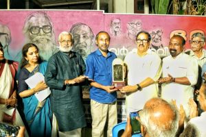 എം.വി ദേവൻ പുരസ്കാരം' ആർട്ടിസ്റ്റ് മദനന് സമ്മാനിച്ചു.