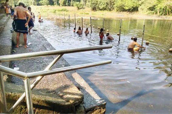 ജലനിരപ്പ് താഴ്ന്നു; കുളിക്കാൻ പാടുപെട്ട് തീർഥാടകർ