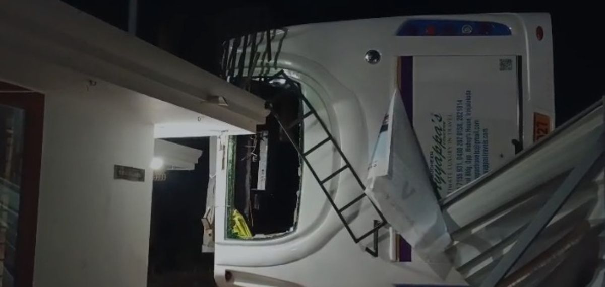 തിരുവനന്തപുരത്ത് ടൂറിസ്റ്റ് ബസ് മറിഞ്ഞു; നാലു വിദ്യാര്‍ഥികള്‍ക്ക് പരുക്ക്