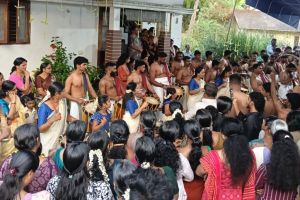 വളവിൽ കടപ്പുറം പഞ്ചാരിമേളത്തിന്റെ അലമാലകളിൽ ഇളകിയാടി :ചാലക്കര പുരുഷു