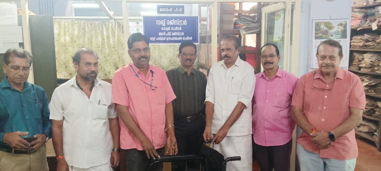 വയോജനങ്ങൾക്ക് വേണ്ടി വീൽ ചെയർ കൈമാറി.