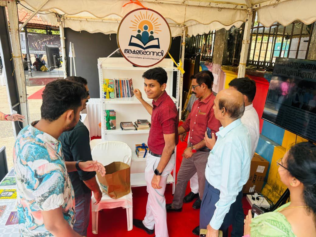 കോഴിക്കോട് കെ.എൽ.എഫ്-ൽ 'ബിൽഡ് എ ലൈബ്രറി' പദ്ധതിക്ക് തുടക്കമായി; സബ് കളക്ടർ ഉദ്ഘാടനം ചെയ്തു