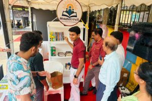 കോഴിക്കോട് കെ.എൽ.എഫ്-ൽ 'ബിൽഡ് എ ലൈബ്രറി' പദ്ധതിക്ക് തുടക്കമായി; സബ് കളക്ടർ ഉദ്ഘാടനം ചെയ്തു