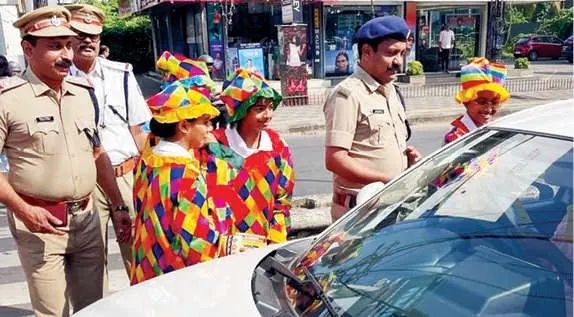 ട്രാഫിക് നിയമങ്ങൾ പഠിപ്പിച്ച് 'ജോക്കർമാർ'