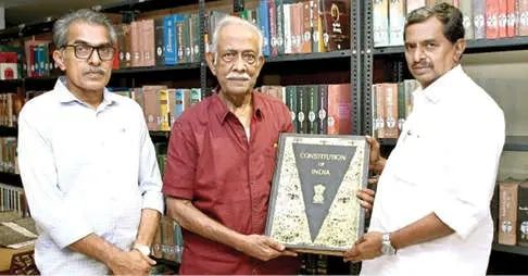 ഭരണഘടനയുടെ ലിത്തോഗ്രാഫിക് പകർപ്പ് പബ്ലിക് ലൈബ്രറിയിൽ