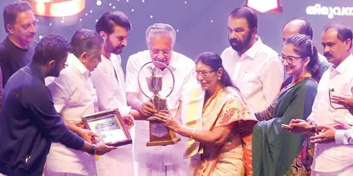 ശാരദയ്ക്ക് മലയാളസിനിമയുടെ സമ്പന്ന ചരിത്രത്തിനുള്ള ആദരം -മുഖ്യമന്ത്രി