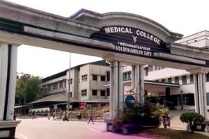 പ്രതിഷേധം കടുപ്പിച്ച് ഡോക്ടർമാർ; മെഡിക്കൽ കോളേജുകളിൽ അനിശ്ചിതകാല ഒ.പി ബഹിഷ്കരണം ഇന്ന് മുതൽ, വലഞ്ഞ് രോഗികൾ