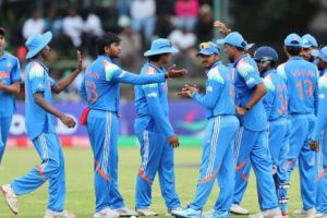 ഇംഗ്ലണ്ടിനെ 100 റണ്‍സിന് തകർത്തു; ലോകകപ്പ് ഇന്ത്യന്‍ കൗമാരപ്പടയുടെ കൈകളിൽ