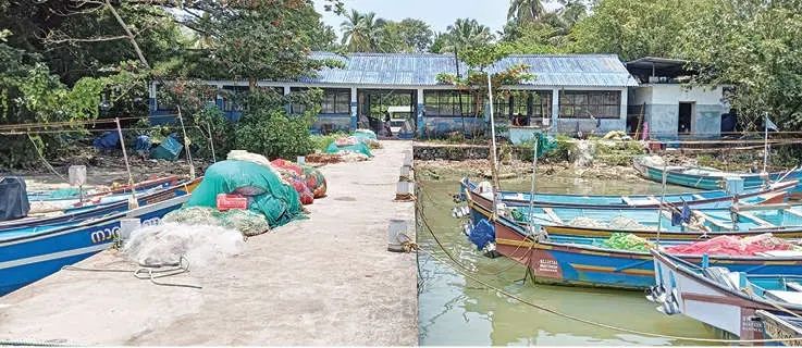മണ്ണും ചെളിയും നിറഞ്ഞ് ന്യൂമാഹി ഫിഷ്  ലാൻഡിങ് സെന്റർ