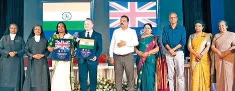 സെയ്ന്റ് തെരേസാസിൽ അന്താരാഷ്ട്ര ഡ്യുവൽ ഡിഗ്രി പ്രോഗ്രാം