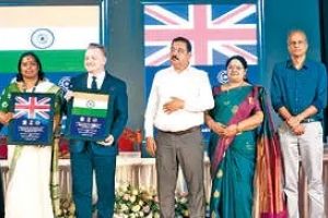 സെയ്ന്റ് തെരേസാസിൽ അന്താരാഷ്ട്ര ഡ്യുവൽ ഡിഗ്രി പ്രോഗ്രാം