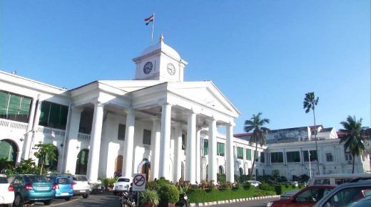 കാഷ്വല്‍ ലീവും പൊതുഅവധികളും കുറയും; അഞ്ചു ദിവസം ജോലിയില്‍ രണ്ടുതട്ടിലായി സര്‍ക്കാരും സര്‍വീസ് സംഘടനകളും