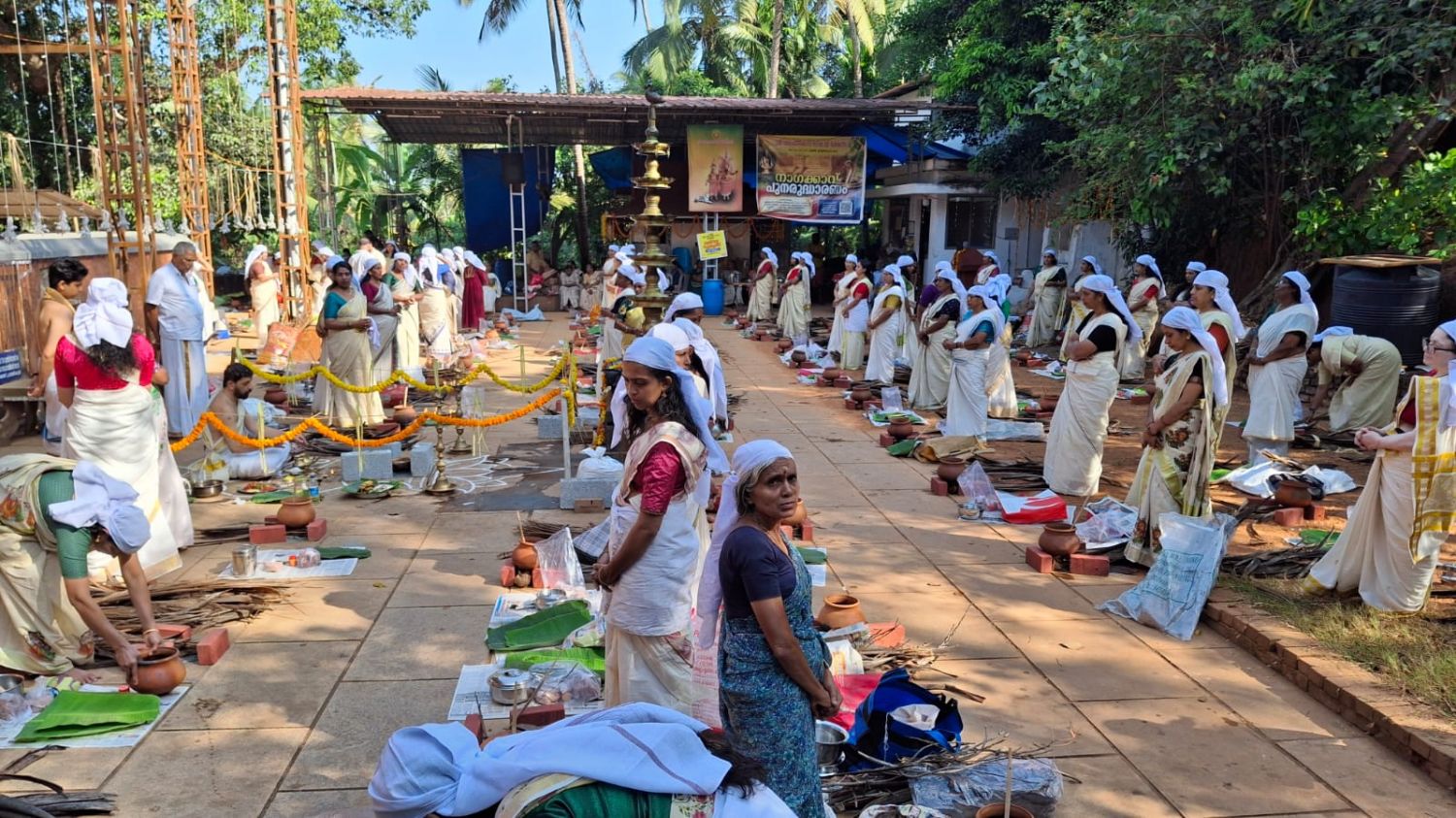 മകര മഹോത്സവം: വരപ്രത്തുക്കാവിലമ്മയ്ക്ക് ഭക്തിസാന്ദ്രമായ പൊങ്കാല സമർപ്പണം