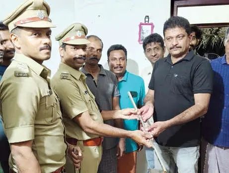 സ്വയം രൂപകല്പനചെയ്‌ത സുരക്ഷാ ഉപകരണങ്ങൾ കൈമാറി ഫോറസ്റ്റ് ഓഫീസർ