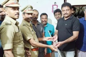 സ്വയം രൂപകല്പനചെയ്‌ത സുരക്ഷാ ഉപകരണങ്ങൾ കൈമാറി ഫോറസ്റ്റ് ഓഫീസർ