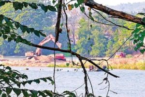 ഭാരതപ്പുഴയിൽ ലോറികൾ നേരിട്ടിറക്കി മണലെടുപ്പ് ആരംഭിച്ചു