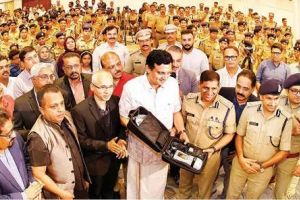 ലഹരി കണ്ടെത്താൻ ഇനി ഉമിനീർ പരിശോധന; സിറ്റി പോലീസിന് ആധുനിക അനലൈസർ നൽകി വാക്കറു ഫൗണ്ടേഷൻ.