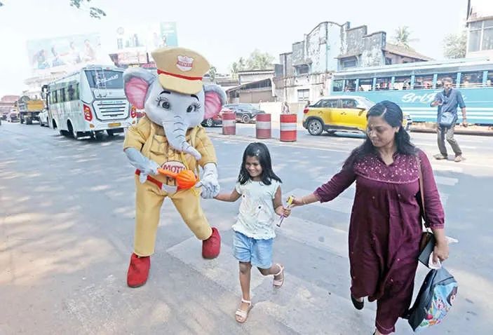 സീബ്രാലൈനിൽ കളി വേണ്ടാ 'മോട്ടു'വിന്റെ തട്ട് കിട്ടും