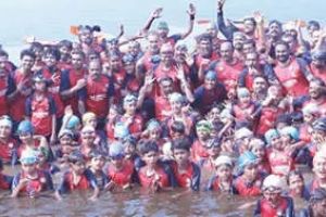 ഓളങ്ങളിൽ പുതുചരിത്രം; വേമ്പനാട്ടുകായൽ നീന്തിക്കടന്ന് 184 പേർ