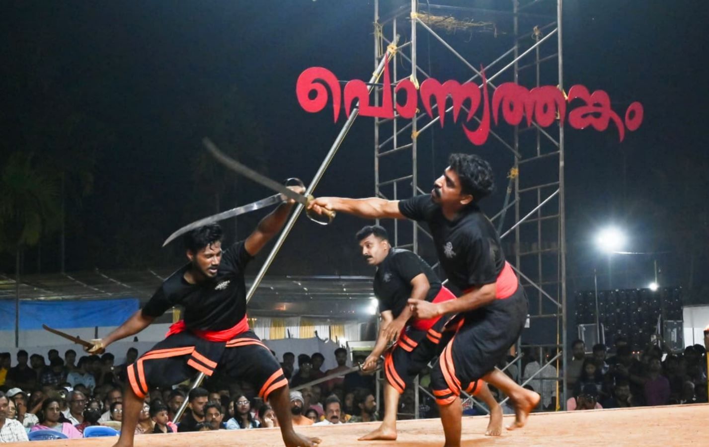 ആവേശം ആകാശത്തോളം: രണ്ടാം നാളിൽ പൊന്ന്യം അങ്കത്തട്ടുണർന്നു. :ചാലക്കര പുരുഷു