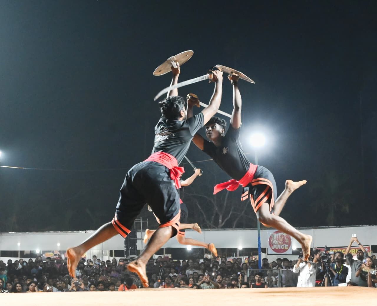 ആവേശം ആകാശത്തോളം: രണ്ടാം നാളിൽ പൊന്ന്യം അങ്കത്തട്ടുണർന്നു. :ചാലക്കര പുരുഷു