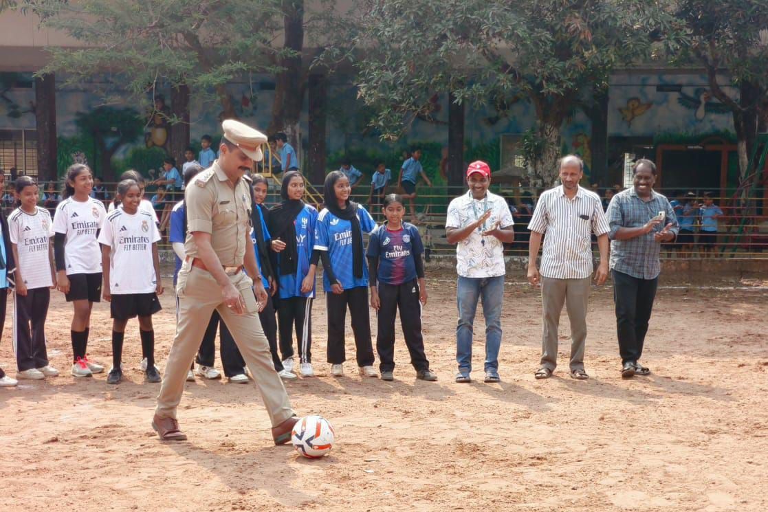 കുട്ടികളിൽ ആവേശത്തിരയിളക്കി എസ് എൻ ബി എം പ്രീമിയർ ലീഗ് ഫുട്ബാൾ മത്സരങ്ങൾ