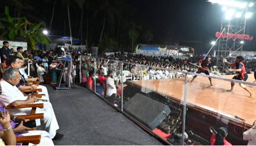 മിന്നൽ പിണരും പടനിലത്തിൽ പടനായകൻ പിണറായിക്ക് വീരവണക്കം. :ചാലക്കര പുരുഷു